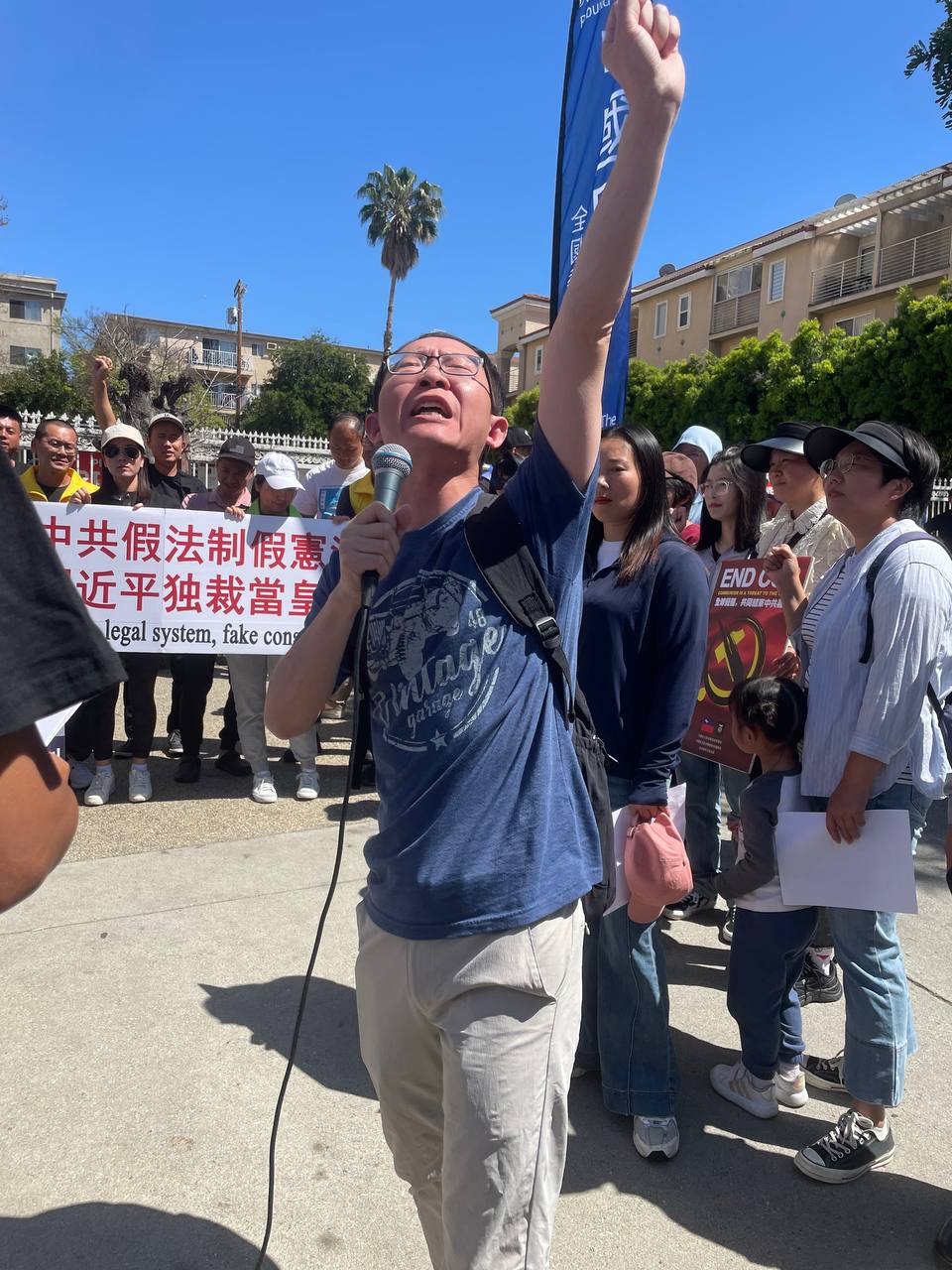 拿起我的话筒、我的笔来加入推翻中共的队伍