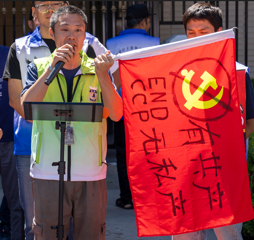 我叫吕峰，我在洛杉矶中国领事馆前发声
